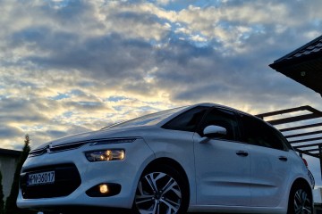 Biały Citroen C4 Picasso Attraction Panorama